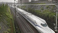 N700S begitulah nama kereta cepat terbaru dari Jepang. S adalah singkatan dari Supreme. Kereta yang baru beroperasi 1 Juli lalu diklaim sebagai yang tercepat dan tahan gempa. (Kyodo News via Getty Images)