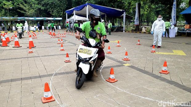 HUT ke-74 Bhayangkara, Ditlantas Polda Metro Jaya memberikan pelayanan penerbitan SIM gratis bagi penggali makam yang menangani korban COVID-19.