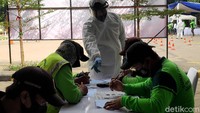 Pelayanan pembuatan SIM gratis kepada penggali makam ini dengan menerapkan protokol kesehatan untuk mencegah penyebaran COVID-19.