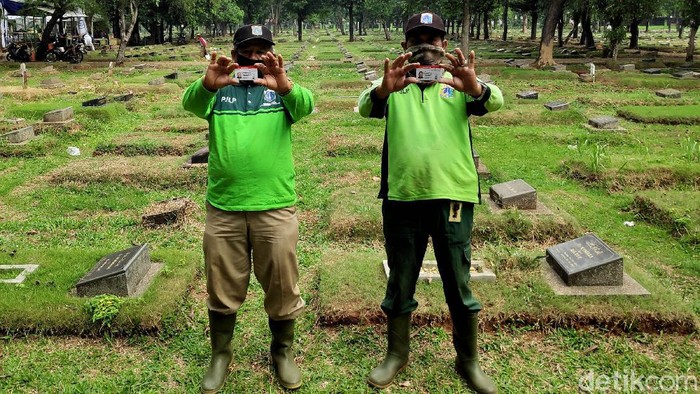 SIM Gratis untuk Penggali Makam HUT ke-74 Bhayangkara, Ditlantas Polda Metro Jaya memberikan pelayanan penerbitan SIM gratis bagi penggali makam yang menangani korban COVID-19.