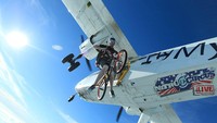 Lee pun menerima banyak permintaan terkait aktivitas Skydiving itu. Orang-orang penasaran dan ingin mencoba lagi olahraga Skydiving, apalagi kali ini mendaratnya di tepi pantai Sumner. Global Action Sports via Getty Images  