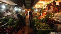 Pasar Senen saat ini, adalah perpaduan antara pasar tradisional dan pasar modern. Kita bisa mencari banyak varian produk di pasar senen. Dari mulai makanan dan minuman (Pasar Senen terkenal dengan Pasar Kue Subuh) sampai penjualan onderdil & aksesoris kendaraan. Rifkianto Nugroho  