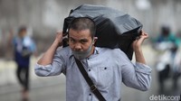 Pihak pasar terus berupaya mengedukasi pedagang dan pembeli melalui pengeras suara yang ada di pasar.