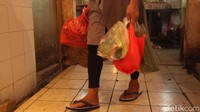 Namun hingga kini kenyataannya para pedagang masih menyediakan plastik sekali pakai tersebut.