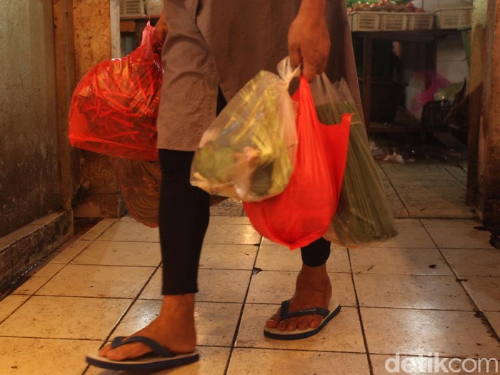 Di hari kedua larangan kantong plastik, masih banyak ditemui sejumlah pedagang di pasar tradisional yang menggunakan kantong tersebut.