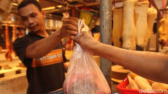 Di hari kedua larangan kantong plastik, masih banyak ditemui sejumlah pedagang di pasar tradisional yang menggunakan kantong tersebut.
