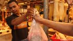 Sulitnya Haramkan Kantong Plastik di Pasar Tradisional