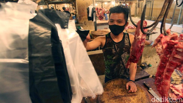 Di hari kedua larangan kantong plastik, masih banyak ditemui sejumlah pedagang di pasar tradisional yang menggunakan kantong tersebut.