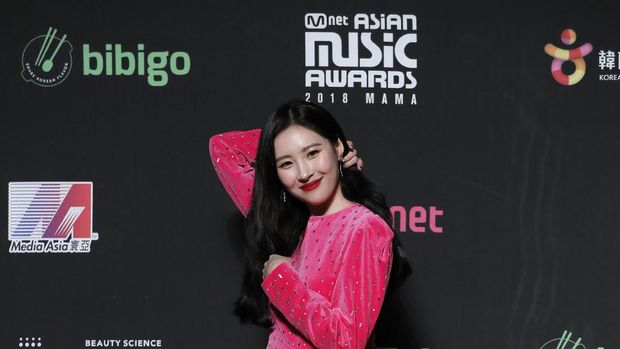 South Korean singer Sunmi poses for photos on the red carpet of the Mnet Asian Music Awards (MAMA) in Hong Kong, Friday, Dec. 14, 2018. (AP Photo/Kin Cheung)