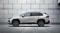 Di balik kap mesinnya Across mengandalkan sistem hybrid plug-in yang terdiri dari mesin bensin 2,5 liter. Mesin ini didukung oleh dua motor listrik yang terletak di masing-masing gandar. Penyimpan energi listrik mengandalkan paket baterai 18,1-kWh yang terpasang di balik lantai. Foto: motor1