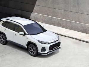 Wujud Mobil Toyota yang Logonya Diganti Jadi Suzuki Across