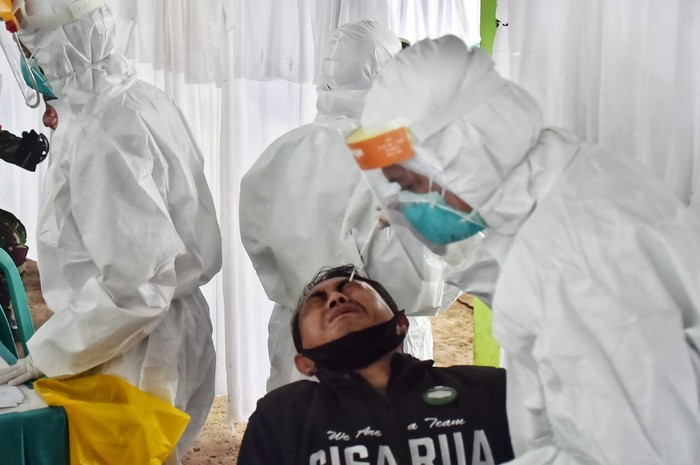 Swab Test Pedagang Pasar Cisarua, ilustrasi tes swab, test swab, ilustrasi virus corona, ilustrasi tes corona