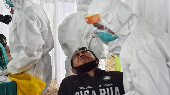 Swab Test Pedagang Pasar Cisarua, ilustrasi tes swab, test swab, ilustrasi virus corona, ilustrasi tes corona Swab Test Pedagang Pasar Cisarua, ilustrasi tes swab, test swab, ilustrasi virus corona, ilustrasi tes corona