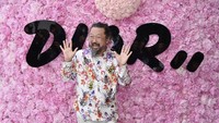Takashi Murakami asal Jepang total kekayaannya mencapai Rp 1,4 triliun.  Foto: Getty Images for Dior/Francois Durand