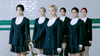 Dalam rangkaian foto teaser terbarunya, GFRIEND menampilkan sisi yang berbeda. Eunha Cs mengenakan busana monokrom dengan rok pendek dan atasan lengan panjang. (Foto: dok. SOURCEMUSIC)