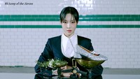 Yuju terlihat bergaya rambut klimis. Kira-kira maksud timbangan di atas meja apa ya? (Foto: dok. SOURCEMUSIC)