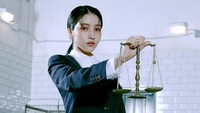 Dandanan pucat dengan aksen warna di bibir dan mata menjadi poin dalam teaser foto comeback GFRIEND ini. Sowon cantik banget! (Foto: dok. SOURCEMUSIC)