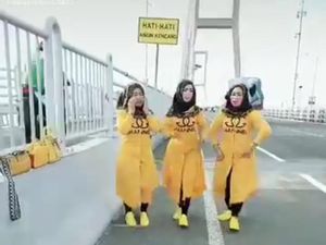 Viral Emak-emak TikTok-an di Jembatan Suramadu