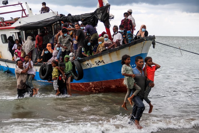 Sejumlah anak-anak pengungsi etnis Rohingya berteriak lepas saat dalam kegiatan terapi trauma healing di tempat penampungan bekas gedung imigrasi, Punteuet, Lhokkseumawe, Aceh, Rabu (1/7/2020). Berbagai kegiatan bersifat mendidik dan menghibur dilakukan para relawan untuk memulihkan kondisi psikologis dan menghilangkan trauma anak-anak Rohingya setelah terobang-ambing di lautan hingga terdampar ke Aceh. ANTARA FOTO/Rahmad/aww.