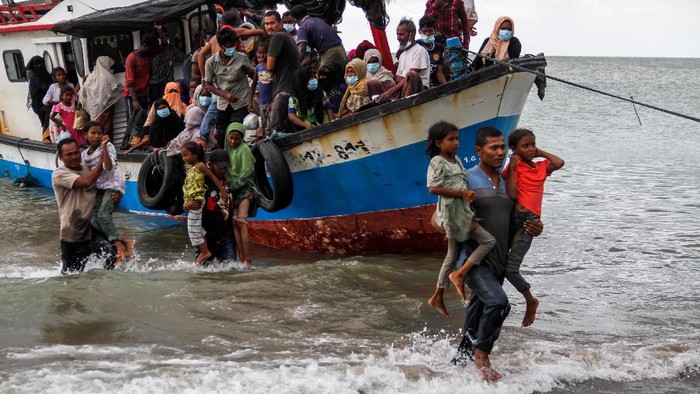 Sejumlah anak-anak pengungsi etnis Rohingya berteriak lepas saat dalam kegiatan terapi trauma healing di tempat penampungan bekas gedung imigrasi, Punteuet, Lhokkseumawe, Aceh, Rabu (1/7/2020). Berbagai kegiatan bersifat mendidik dan menghibur dilakukan para relawan untuk memulihkan kondisi psikologis dan menghilangkan trauma anak-anak Rohingya setelah terobang-ambing di lautan hingga terdampar ke Aceh. ANTARA FOTO/Rahmad/aww.