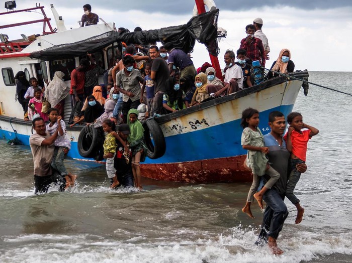 Sejumlah anak-anak pengungsi etnis Rohingya berteriak lepas saat dalam kegiatan terapi trauma healing di tempat penampungan bekas gedung imigrasi, Punteuet, Lhokkseumawe, Aceh, Rabu (1/7/2020). Berbagai kegiatan bersifat mendidik dan menghibur dilakukan para relawan untuk memulihkan kondisi psikologis dan menghilangkan trauma anak-anak Rohingya setelah terobang-ambing di lautan hingga terdampar ke Aceh. ANTARA FOTO/Rahmad/aww.