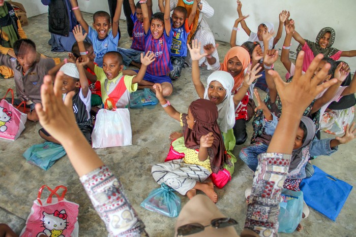TRAUMA HEALING ANAK PENGUNGSI ROHINGYA DI ACEH Sejumlah anak-anak pengungsi etnis Rohingya berteriak lepas saat dalam kegiatan terapi trauma healing di tempat penampungan bekas gedung imigrasi, Punteuet, Lhokkseumawe, Aceh, Rabu (1/7/2020). Berbagai kegiatan bersifat mendidik dan menghibur dilakukan para relawan untuk memulihkan kondisi psikologis dan menghilangkan trauma anak-anak Rohingya setelah terobang-ambing di lautan hingga terdampar ke Aceh. ANTARA FOTO/Rahmad/aww.