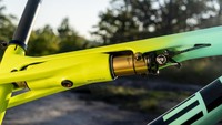 Sepeda ini sudah dilengkapi dengan suspensi di bagian depan untuk meredam benturan. Sepeda ini bisa digunakan untuk kebutuhan gowes sehari-hari maupun untuk lomba-lomba balap sepeda serius lainnya. pinkbike.com/Derek DiLuzio  