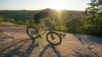 Sepeda ini adalah jenis sepeda cross country atau sepeda gunung. Sepeda gunung ini tergolong ringan dan melaju paling mulus diantara jenis sepeda sejenisnya. pinkbike.com/Derek DiLuzio  