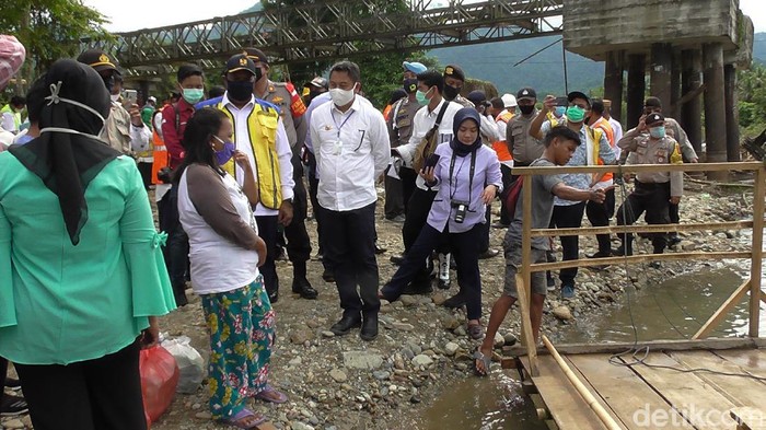 Wakil Menteri PUPR, John Wempi Wetipo meninjau Jembatan Molintogupo Suwawa di Kabupaten Bone Bolango, Gorontalo (Ajis-detikcom).