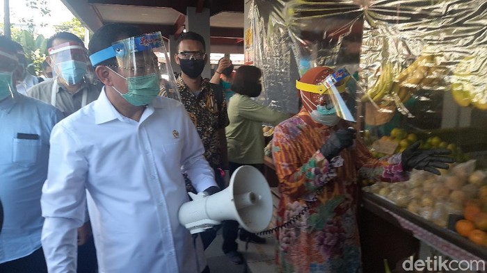 Menkes Terawan Agus Putranto melakukan kunjungan mendadak ke Balai Kota Surabaya. Wali Kota Surabaya Tri Rismaharini terkejut dengan kedatangannya.