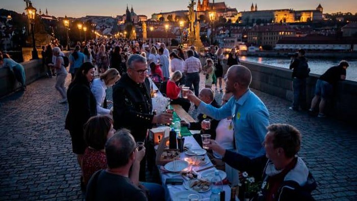 Warga Praha rayakan pesta pencabutan lockdown