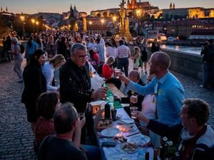 Lockdown Dicabut, Praha Rayakan Pesta Besar-Besaran Tanpa Jarak Sosial