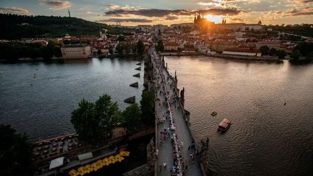 Warga Praha rayakan pesta pencabutan lockdown