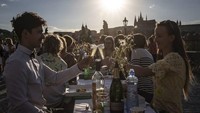 Mereka bertukar makanan dengan tanpa penerapan jarak sosial. WHO pun telah memperingatkan bahwa pandemi belum berakhir. (Getty Images)