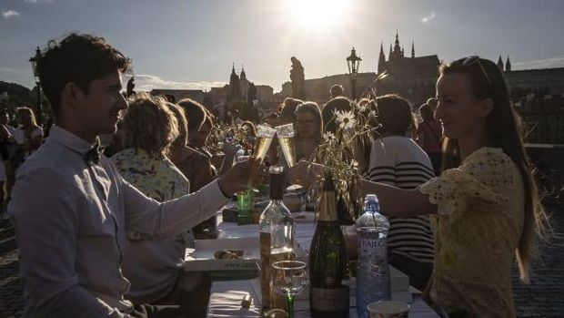 Warga Praha rayakan pesta pencabutan lockdown