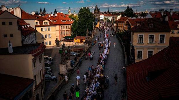 Warga Praha rayakan pesta pencabutan lockdown