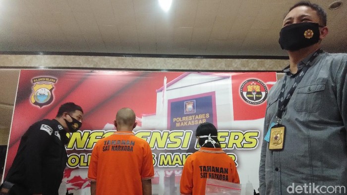 Wawan (26), seorang montir di Kota Makassar ditangkap bersama istrinya karena kedapatan mengedarkan sabu-sabu (Hermawan-detikcom)