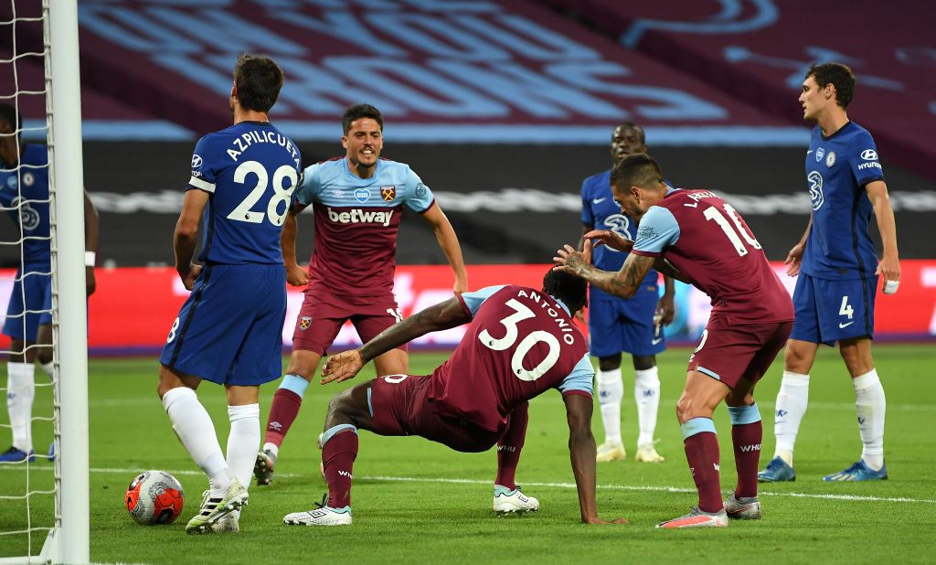 LONDON, ENGLAND - JULY 01: Frank Lampard, Manager of Chelsea speaks with players during a drinks break in the Premier League match between West Ham United and Chelsea FC at London Stadium on July 01, 2020 in London, England. Football Stadiums around Europe remain empty due to the Coronavirus Pandemic as Government social distancing laws prohibit fans inside venues resulting in all fixtures being played behind closed doors. (Photo by Michael Regan/Getty Images)