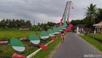 Bentuk layang-layang tersebut berupa kepala naga, kemudian belakangnya dirangkai berjarak sekitar 60 cm dengan senar. Rangkaian tersebut sepanjang 40 sampai 50 meter.