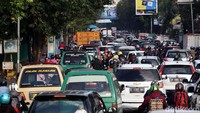 Kepadatan kendaraan ini akibat rekayasa jalur di Jalan Jakarta.