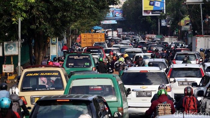 Ada rekayasa jalur di proyek pembangunan flyover Jalan Jakarta, Kota Bandung, Jawa Barat. Akibatnya terjadi kepadatan arus lalu lintas di ruas jalan alteri di Jalan Jakarta, Jumat (3/7/2020) pagi.