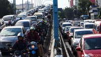 Kepadatan arus lalu lintas terjadi dari arah Antapani atau flyover Antapani menuju Jalan Jakarta.
