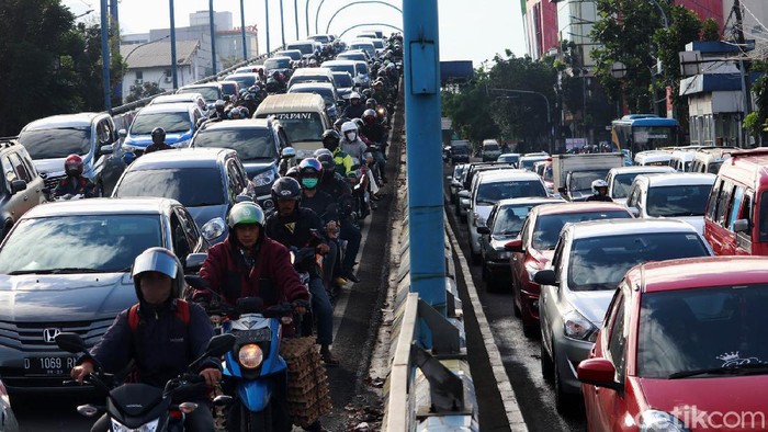 Ada rekayasa jalur di proyek pembangunan flyover Jalan Jakarta, Kota Bandung, Jawa Barat. Akibatnya terjadi kepadatan arus lalu lintas di ruas jalan alteri di Jalan Jakarta, Jumat (3/7/2020) pagi.