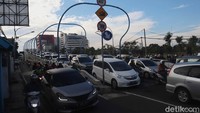 Karena ada proyek pembangunan, terjadi penyempitan jalur tepat di sekitar proyek pembangunan flyover. Kemacetan pun mengular hingga Flyover Antapani.