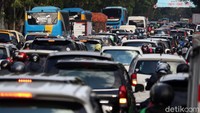 Sejumlah kendaraan terjebak macet di Jalan Jakarta.