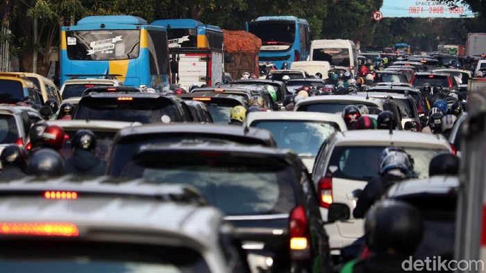 Ada rekayasa jalur di proyek pembangunan flyover Jalan Jakarta, Kota Bandung, Jawa Barat. Akibatnya terjadi kepadatan arus lalu lintas di ruas jalan alteri di Jalan Jakarta, Jumat (3/7/2020) pagi.