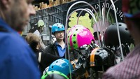 Untuk itu, bila ingin memulai bisnis aksesoris sepeda, pastikan kamu mengkoleksi helm sepeda dalam daftar barang yang akan kamu jual. Harga helm sepeda pun beragam. Dari berbagai e-commerce, harga helm sepeda kini dibanderol antara Rp 40 ribu- Rp 1,2 juta. Untuk memulai usaha kecil-kecilan, kamu bisa memilih helm sepeda standar dengan harga terjangkau, atau bila ingin yang lebih serius bisa memilih helm bermerk, berspesifikasi tinggi dan harga mahal. Namun, tetap sesuaikan dengan modal usahamu. Carsten Koall/Getty Images  