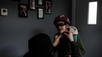 Pertama ada helm sepeda. Pengguna sepeda rata-rata akan memprioritaskan faktor keamanan dalam berkendara. Helm sepeda tentu menjadi opsi pertama yang akan dipilih pengguna sepeda bila ingin memulai rutinitas bersepeda. Jack Taylor/Getty Images  