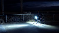 Selanjutnya, yang keempat adalah lampu sepeda. Lampu sepeda juga sangat diperlukan bagi para pegowes terutama yang suka keliling di sore hingga malam hari. Yaps, lampu sepeda yang memiliki fungsi sebagai penerang jalan ini tentu penting untuk menghindari kecelakaan. Lampu sepeda juga dapat berfungsi untuk memberikan tanda kepada pengendara lain yang akan mendahului. Istimewa/dok.dinglights.com  