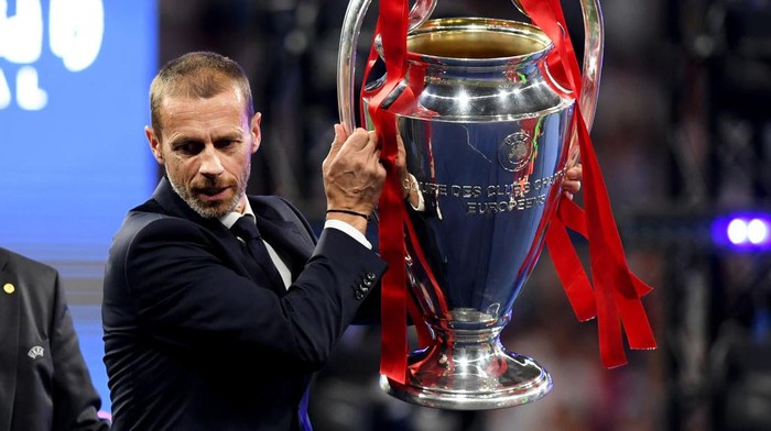 MADRID, SPAIN - JUNE 01: Aleksander Ceferin UEFA president picks up the Champions league trophy in preparation to presenting it to Liverpool during the UEFA Champions League Final between Tottenham Hotspur and Liverpool at Estadio Wanda Metropolitano on June 01, 2019 in Madrid, Spain. (Photo by Matthias Hangst/Getty Images)